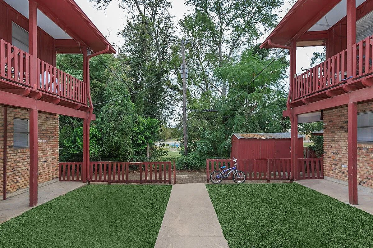 Bellaire — Photo 2