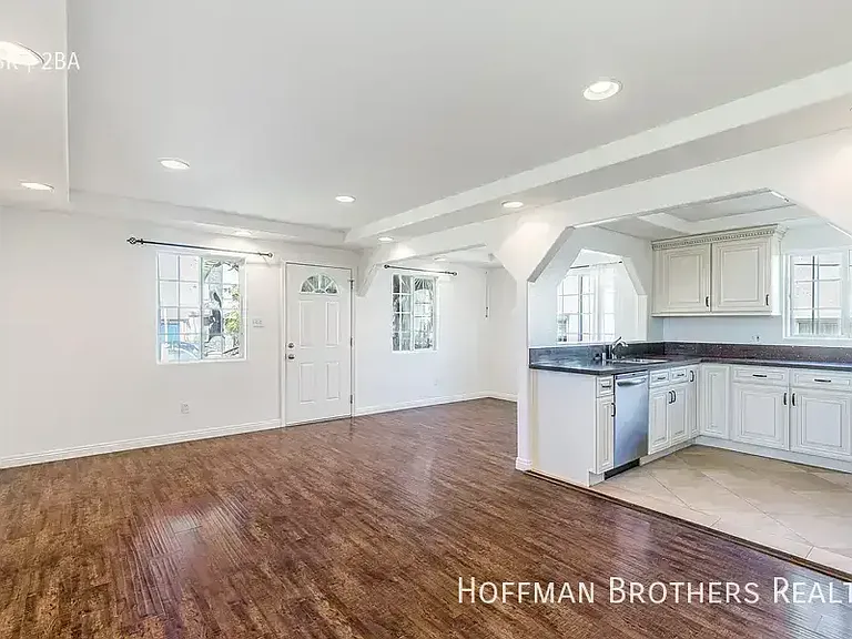 1552 S Cochran Ave — Photo 2