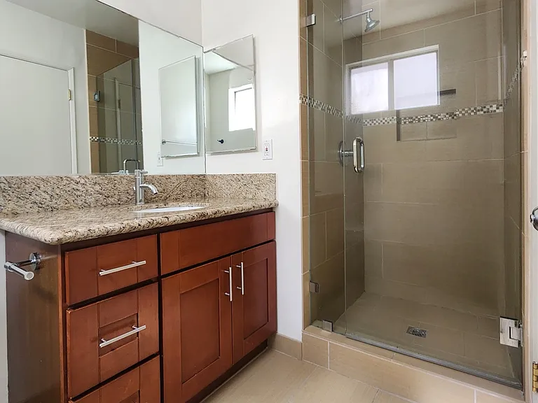 1850 Greenfield Ave #8 — Photo 16