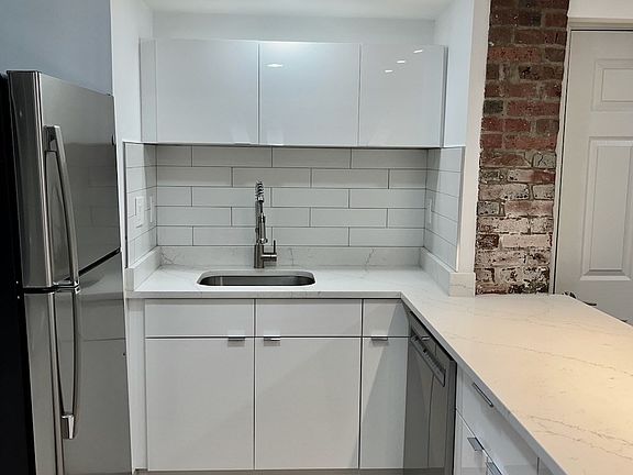 4th image of 52 Clarendon St #1