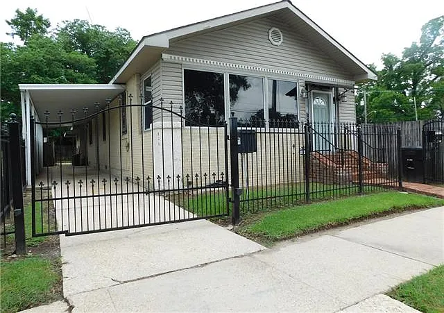 3 bed, 2.0 bath, 2200 sqft, $1,675 — Photo 2