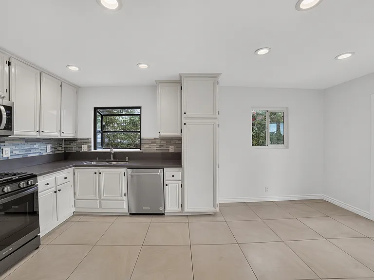 655 W Ontario Ave — Photo 23