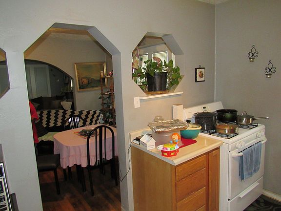 5th image of 910 Underhill Ave SW