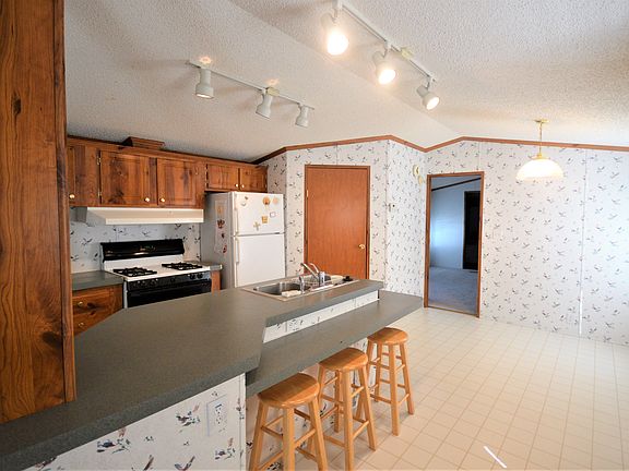 2nd image of 8 Grand Blvd