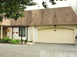 107 Gate House Ln, Edison, NJ 08820