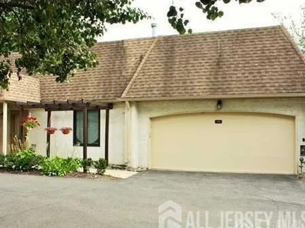 107 Gate House Ln, Edison, NJ 08820