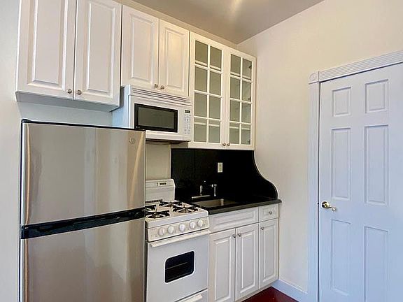4th image of 309 E 37th St #1Y