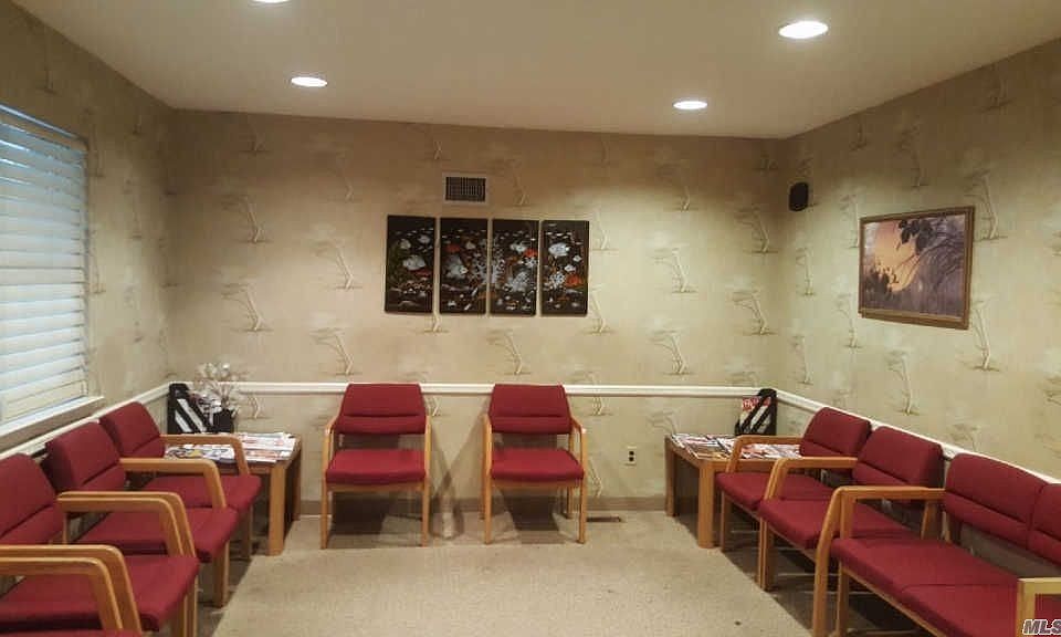 2nd image of 927 Merrick Rd