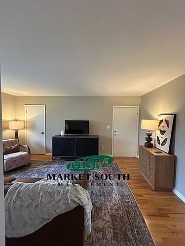 601 E 53rd St #4 Photo 1