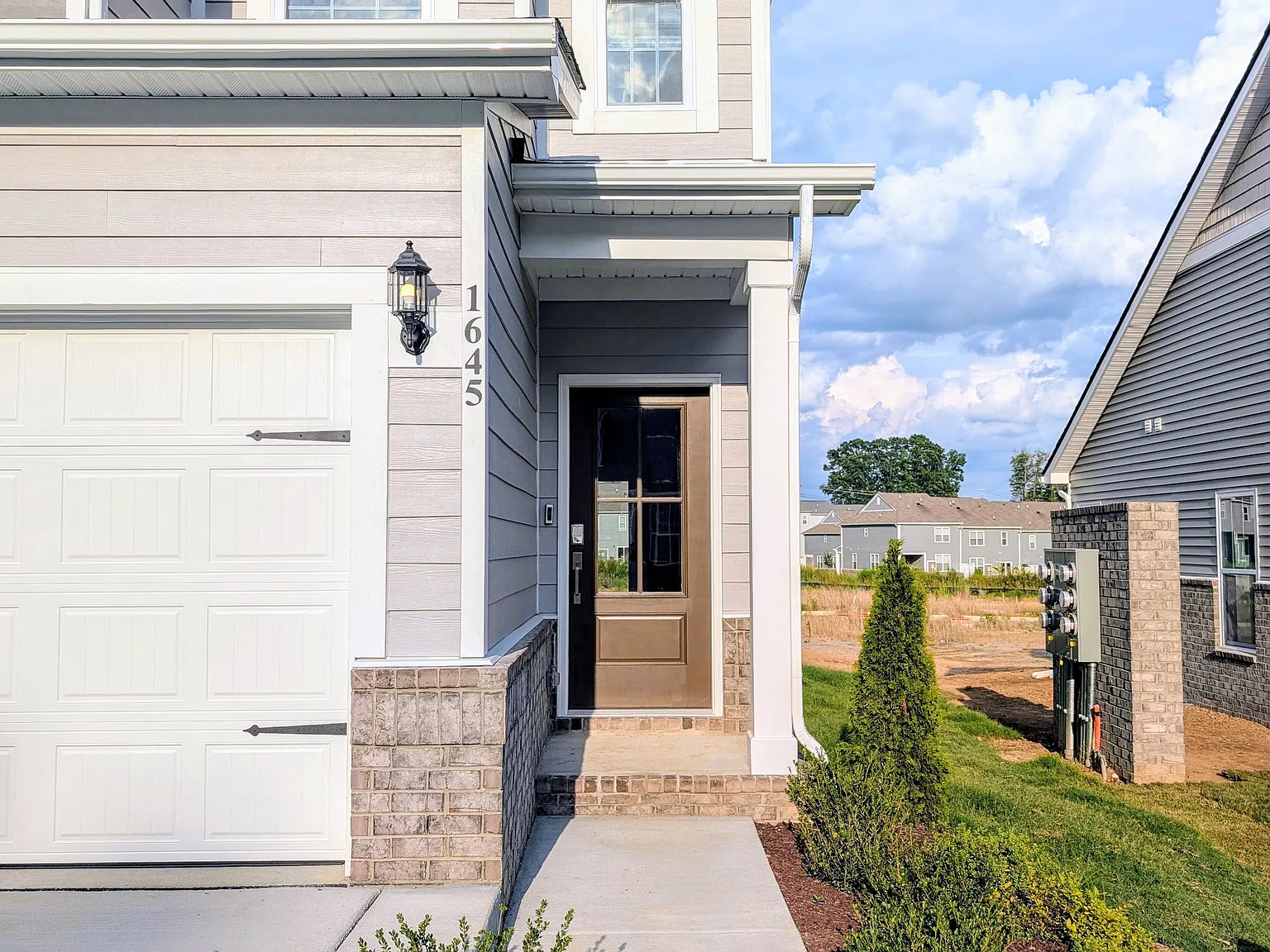 3 bed, 2.5 bath, 1673 sqft, $2,100 — Photo 2