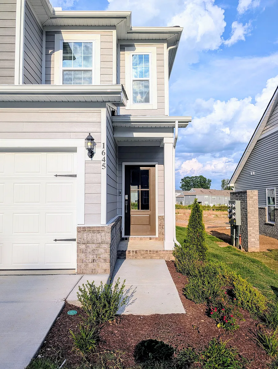 End unit offering beautifully landscaped surroundings and enhanced privacy - 1645 Manuka Ln