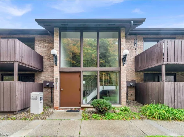 6850 Carriage Hill Dr #D55, Brecksville, OH 44141