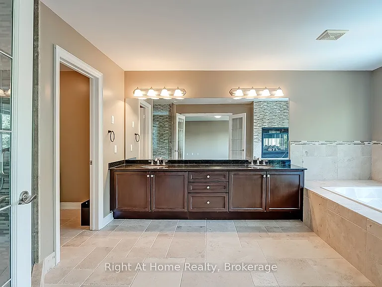 2096 Bingley Cres — Photo 17