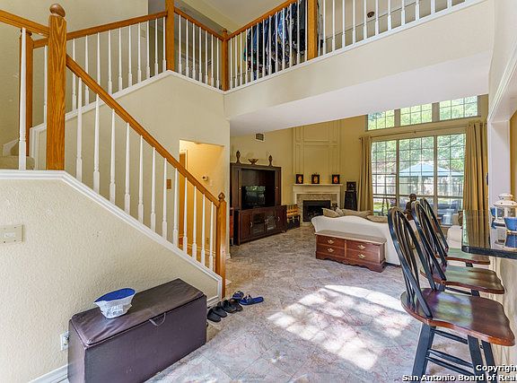 5th image of 26015 Meadowcrest Dr