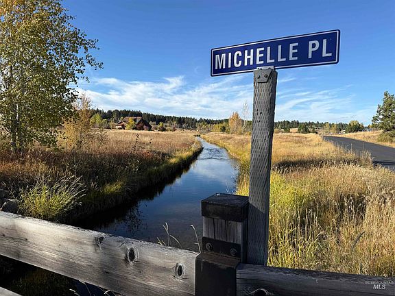 3rd image of 13 Michelle Pl