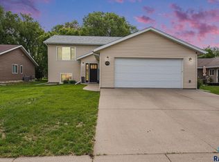506 Silver Creek Cir, Madison, SD 57042