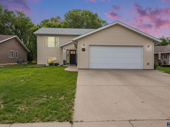 506 Silver Creek Cir, Madison, SD 57042