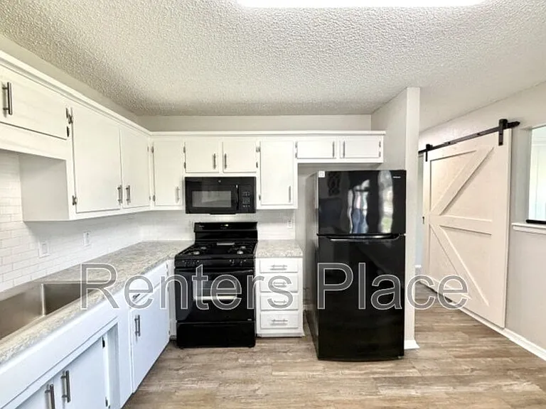 313 N Cedar St — Photo 5