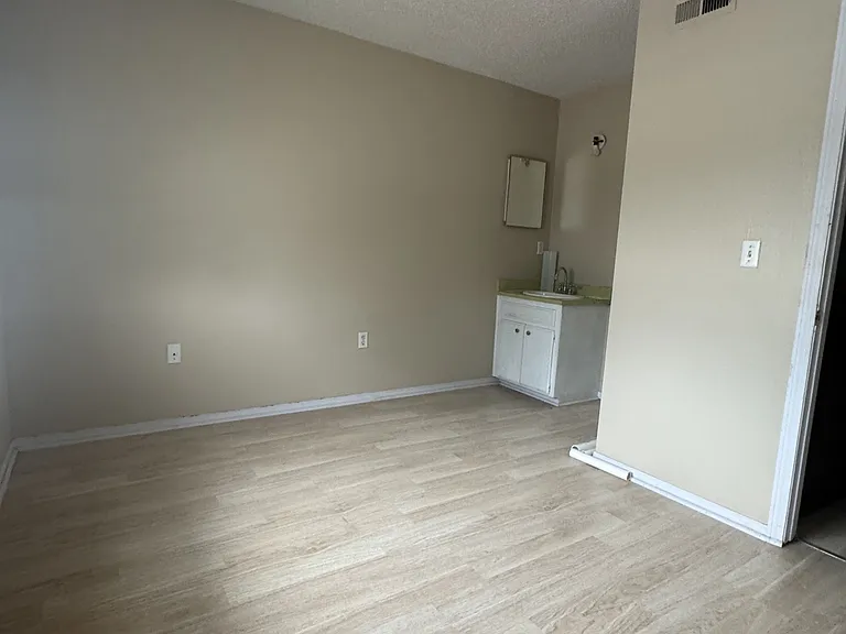 824 Greenvale Rd — Photo 5