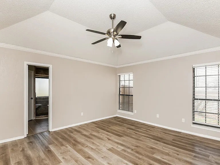 125 Camelot Dr — Photo 9
