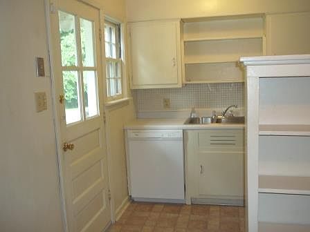 4th image of 718 Clarendon Pl