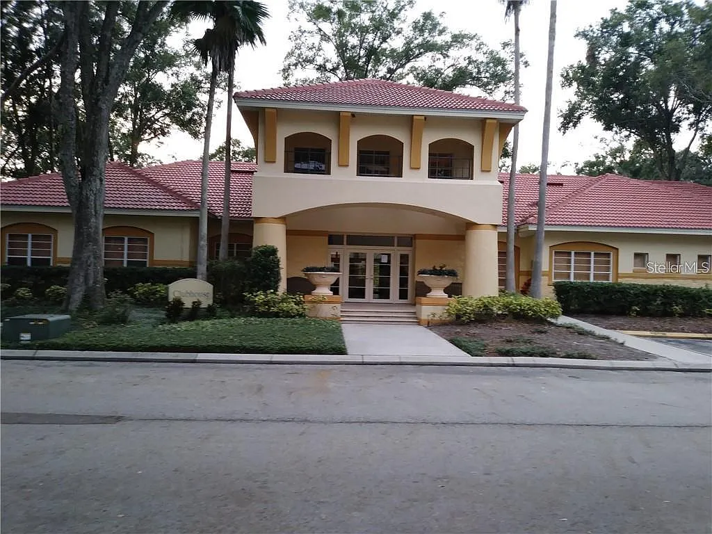 1 bed, 1.0 bath, 734 sqft, $1,300 — Photo 2