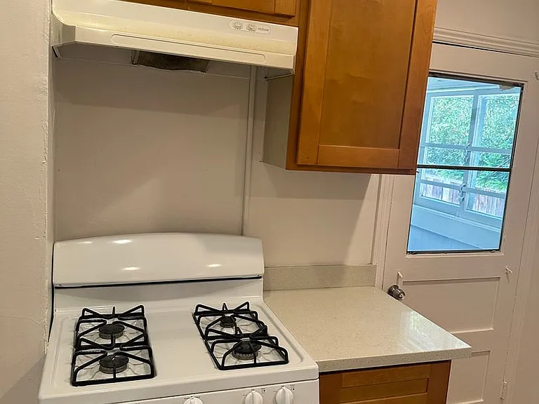 954 Victoria Ave — Photo 2