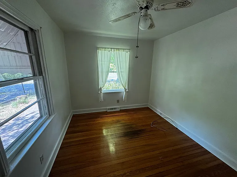 811 W Elm St — Photo 22