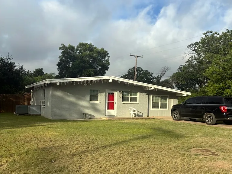 111 W Sabinal St — Photo 8