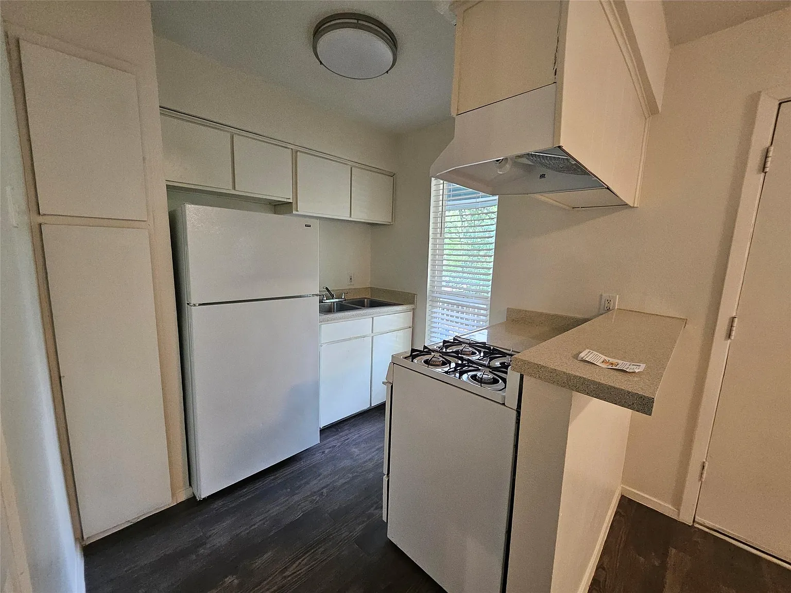Studio, 1.0 bath, 405 sqft, $875 — Photo 4
