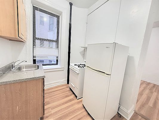 5th image of 319 E 108th St APT 1E
