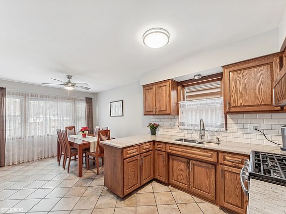 5th image of 3342 N Oleander Ave