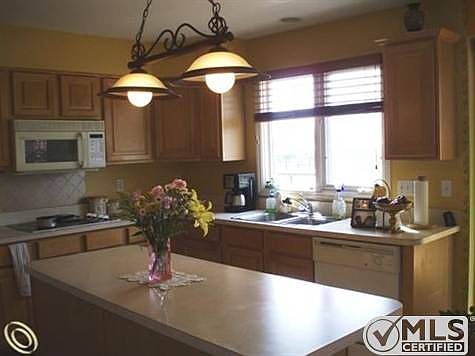 Island kitchen w/all appliances