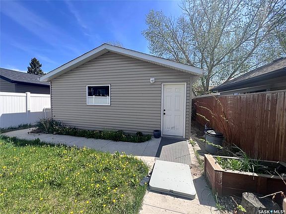 2nd image of 110 Childers CRESCENT