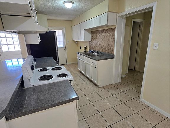 3rd image of 208 NW River Rd