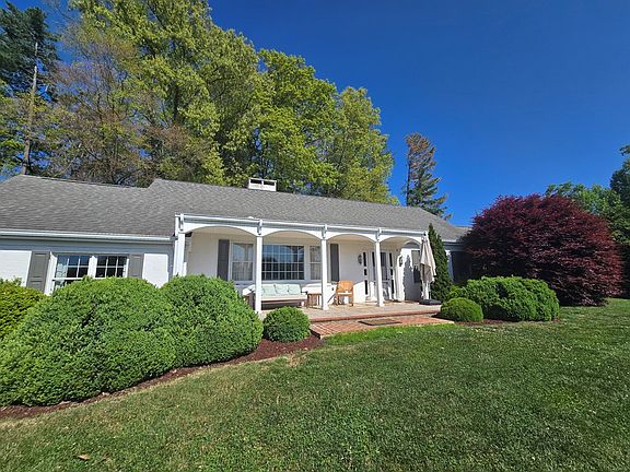 4th image of 570 Valley Dr