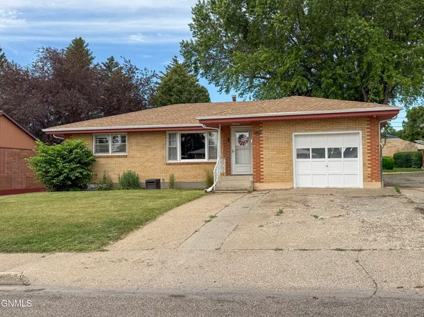 1607 Linda Dr, Mandan, ND 58554