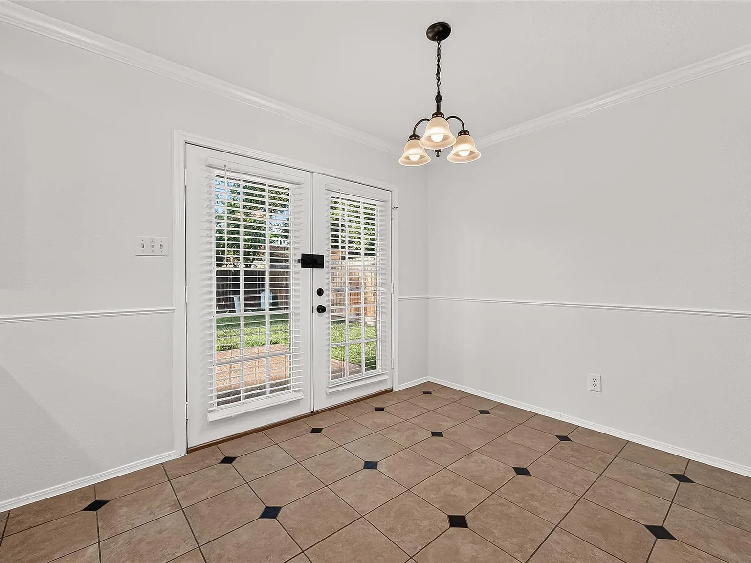 3 bed, 2.0 bath, 1480 sqft, $1,900 — Photo 4