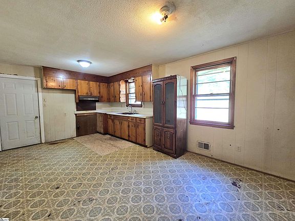 4th image of 484 Barnwell Rd