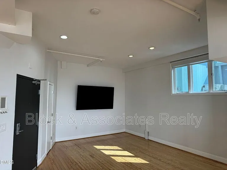 109 W Main St #402 — Photo 9