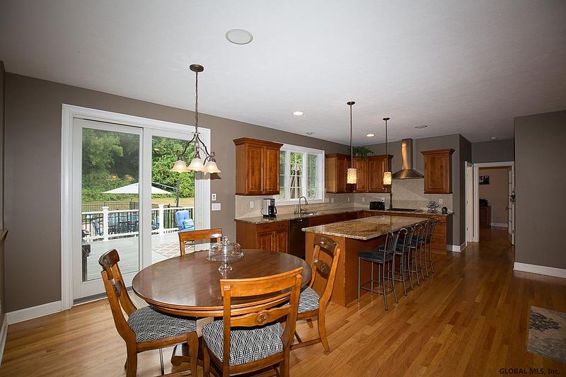 5th image of 18 WINDSOR Court