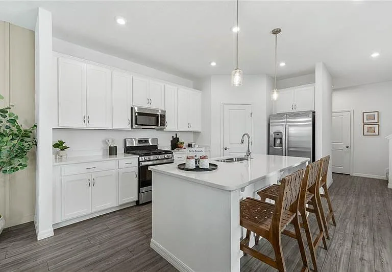 628 Devon Aly — Photo 5