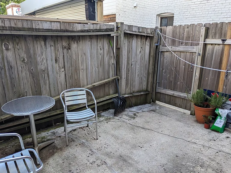 329 L St NE — Photo 8