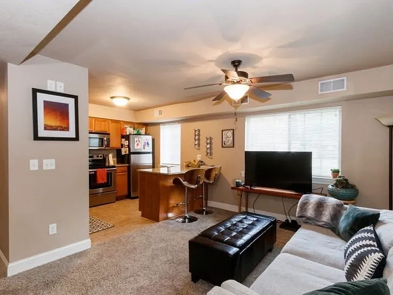 104 Grandview Ct — Photo 2