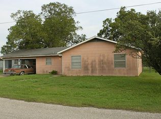 521 E 7th St, Flatonia, TX 78941