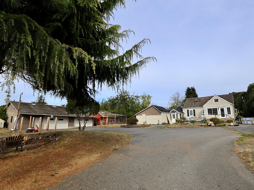 Shop, henhouse, extra storage area, house, large driveway.