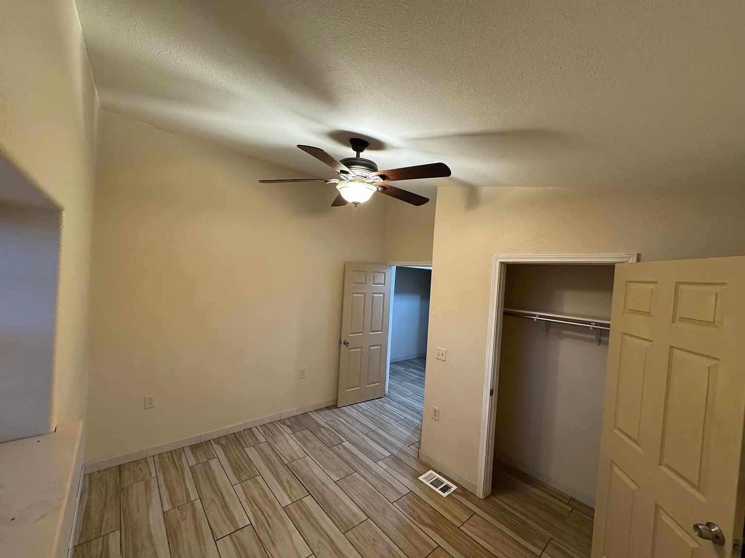 2 bed, 1000 sqft, $1,700 — Photo 3