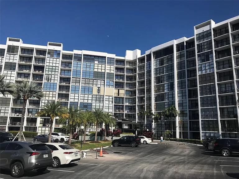 1000 Parkview Dr #627 — Photo 3