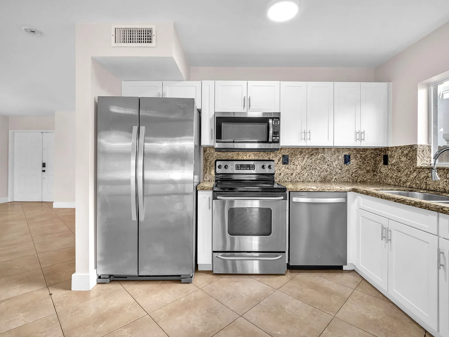 4 bed, 2032 sqft, $3,950 — Photo 2