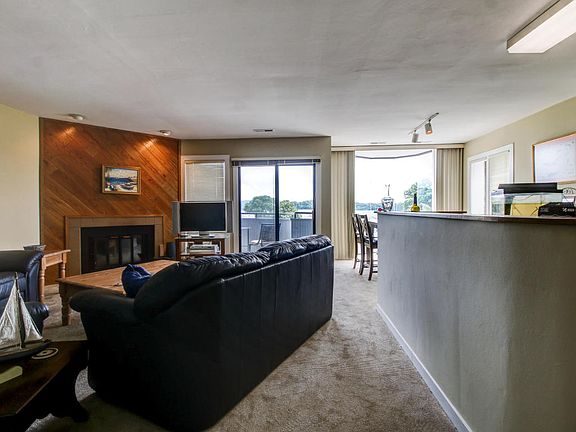 2nd image of 25 Clubhouse Tower Cir